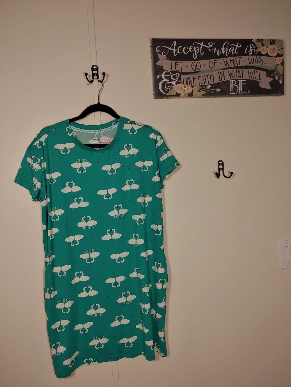 Joyspun Green With Swans Small/Medium Short Sleeve nightshirt